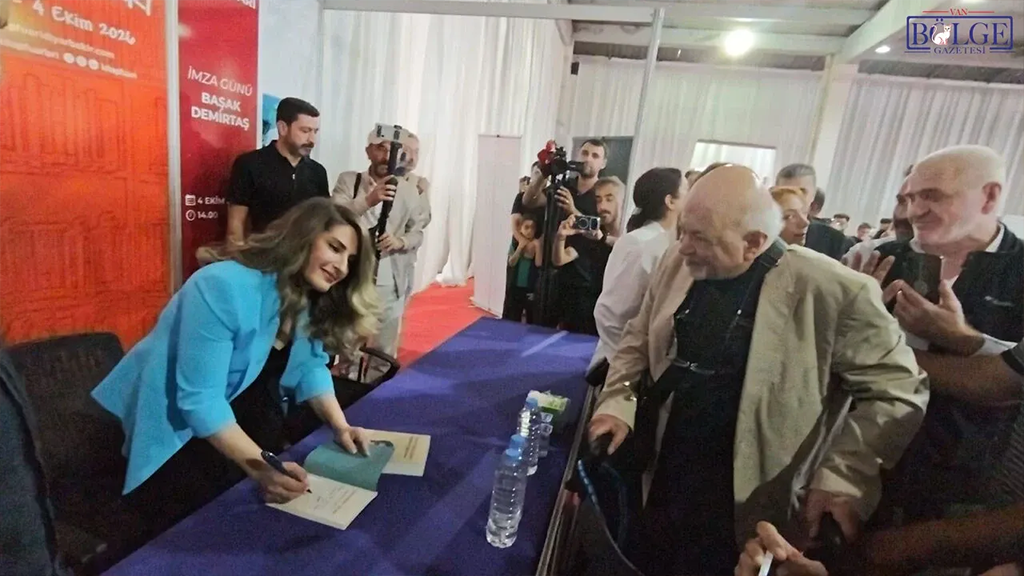 Başak Demirtaş Diyarbakır'da Kitap İmzaladı