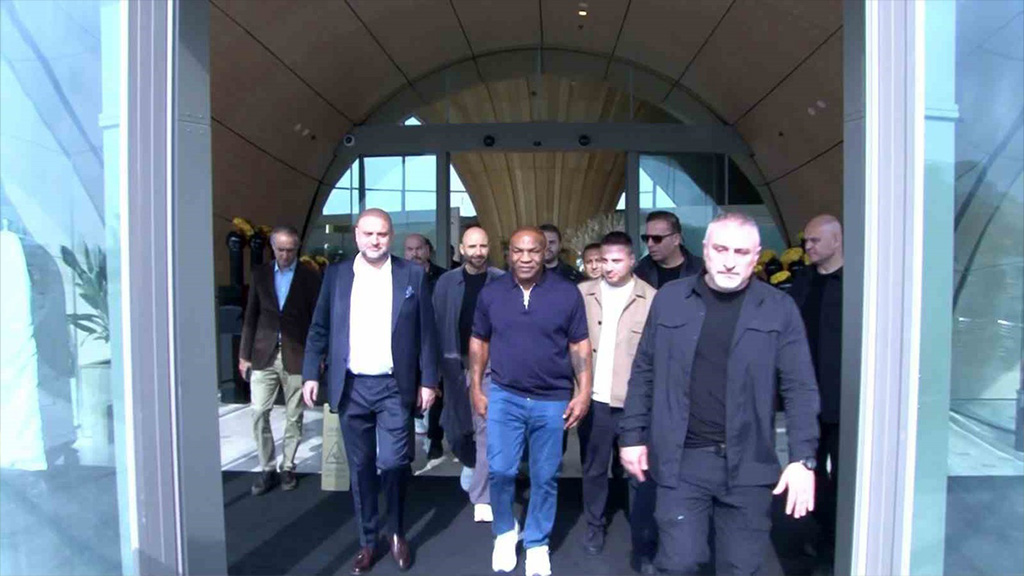 Mike Tyson İstanbul'a Geldi Derbiyi Yorumladı